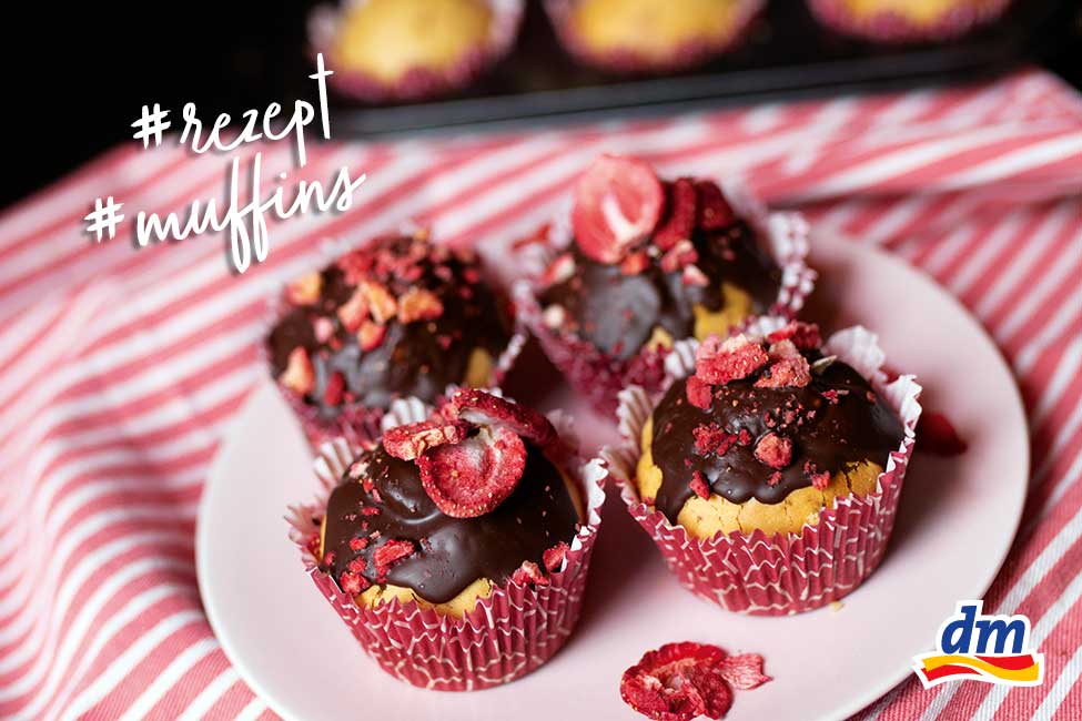 Gefüllte Erdbeer-Schoko-Muffins mit Zutaten von dm
