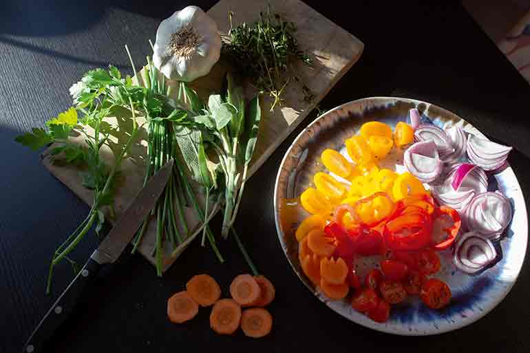 frisches Gemüse und Kräuter für Focaccia