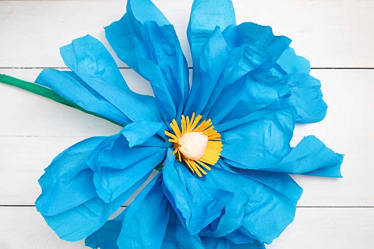 riesenblume krepppapier blume krepp basteln diy anleitung