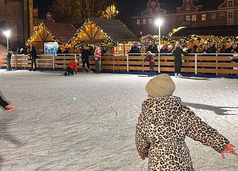 eisbahn weihnachtsmarkt potsdam bassinplatz schlittschuh laufen
