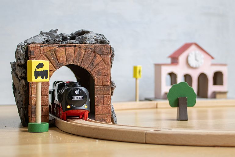 brio eisenbahn tunnel basteln